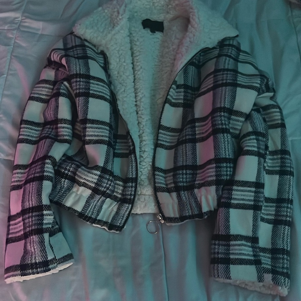 Soft zipper winter coat, size large, and never wore.